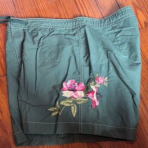 GAP Womens Embroidered Board Shorts -M
